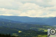Výhled ze Zlatéhu Chlumu, úplně vpravo vodní nádrž Dlouhé Stráně, úplně vlevo Praděd