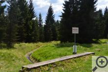 Tento hraniční přechod, pár kilometrů od Mníšku působí velice skromně