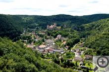 Pohled na Hardegg z vyhlídky nad Dyjí na české straně