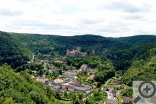 Pohled na Hardegg z vyhlídky nad Dyjí na české straně