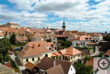 Radniční věž z 15.stoletín ční vysoko nad město