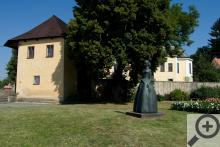 Socha Boženy Němcové za kostelem Nanebevzetí Panny Marie