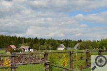 Klíny, baráčky jsou rozházené volně po hřebenu Krušných hor