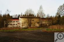 Budova bývalých kasáren stojí jen kousek od města