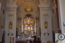 Stříbrný tepaný oltář v bazilice na Svaté Hoře