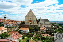 Chrám sv. Mikuláše vlevo a Svatováclavská dvojkaple