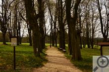 Decentní památník na místě bývalé vesničky Újezd