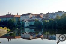 Pohled na historickou část Písku od řeky, zelená budova vlevo je opravená Sladovna Písek