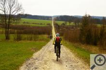 Ta rovná dlouhá cesta, je přesně ta cesta po které za minulého režimu jezdili a chodili strážci naší hranice