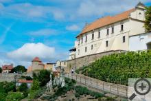 Pohled na město, rotundu Panny Marie a sv. Kateřiny a Znojemskou přehradu