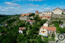 Pohled na město, rotundu Panny Marie a sv. Kateřiny a Znojemskou přehradu