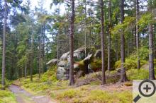 Cestou budete potkávat nejrůznější, skály, komíny, balvany…