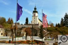 Náměstíčko v obci Hranice: kostel, kůň, ruiny