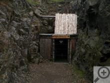 Vchod do další štoly je vykután do nepřístupné skály