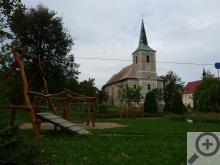 Dětské hřiště, kostel a pomník – to je náměstí v Měděnci